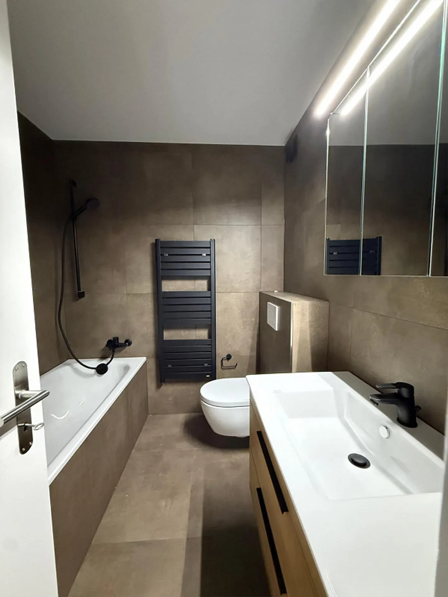 Appartamento ristrutturato di 5 stanze a Givisiez - Foto 3 di 8