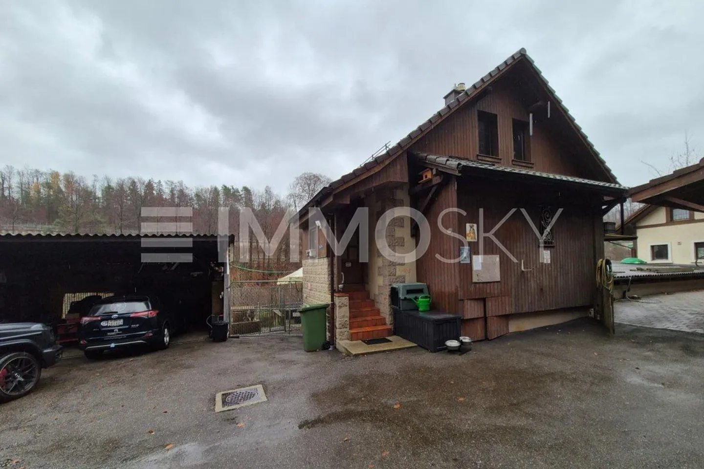 Spacious property with three buildings at once - Photo 2 of 5