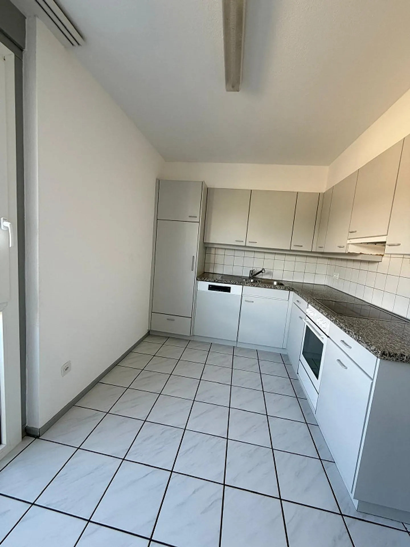 Bright and spacious - Photo 2 of 11
