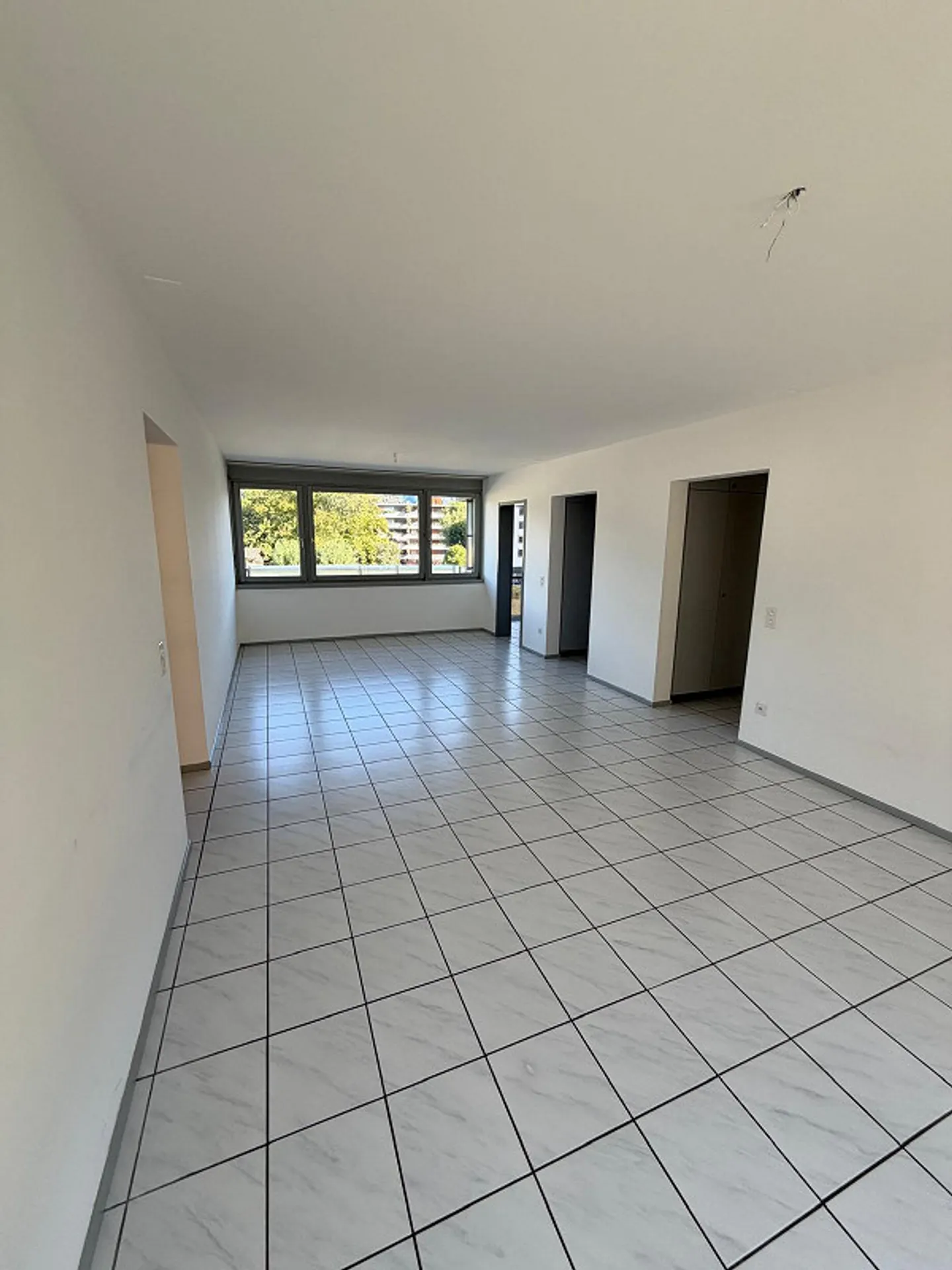 Bright and spacious - Photo 3 of 11