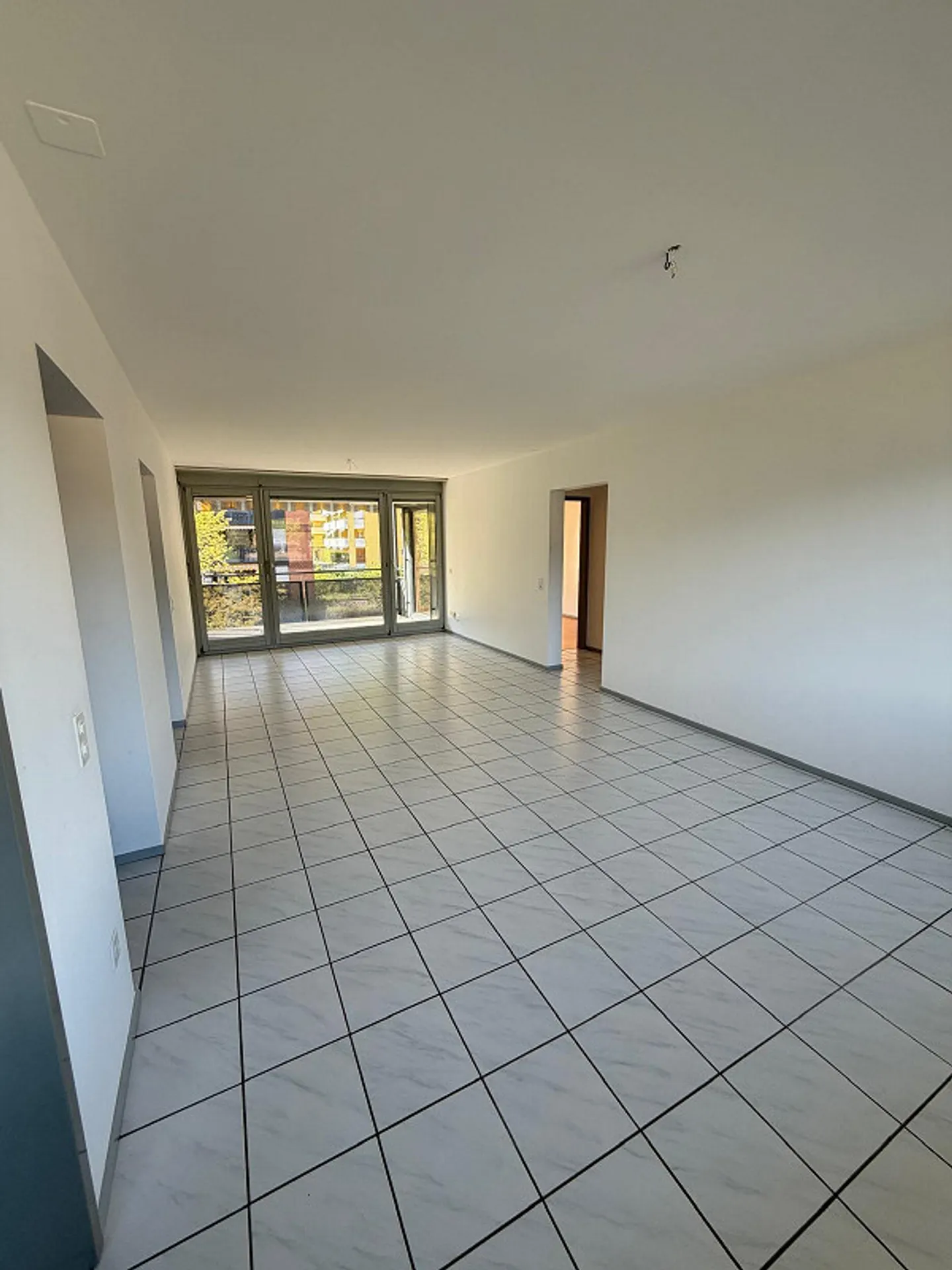 Bright and spacious - Photo 4 of 11