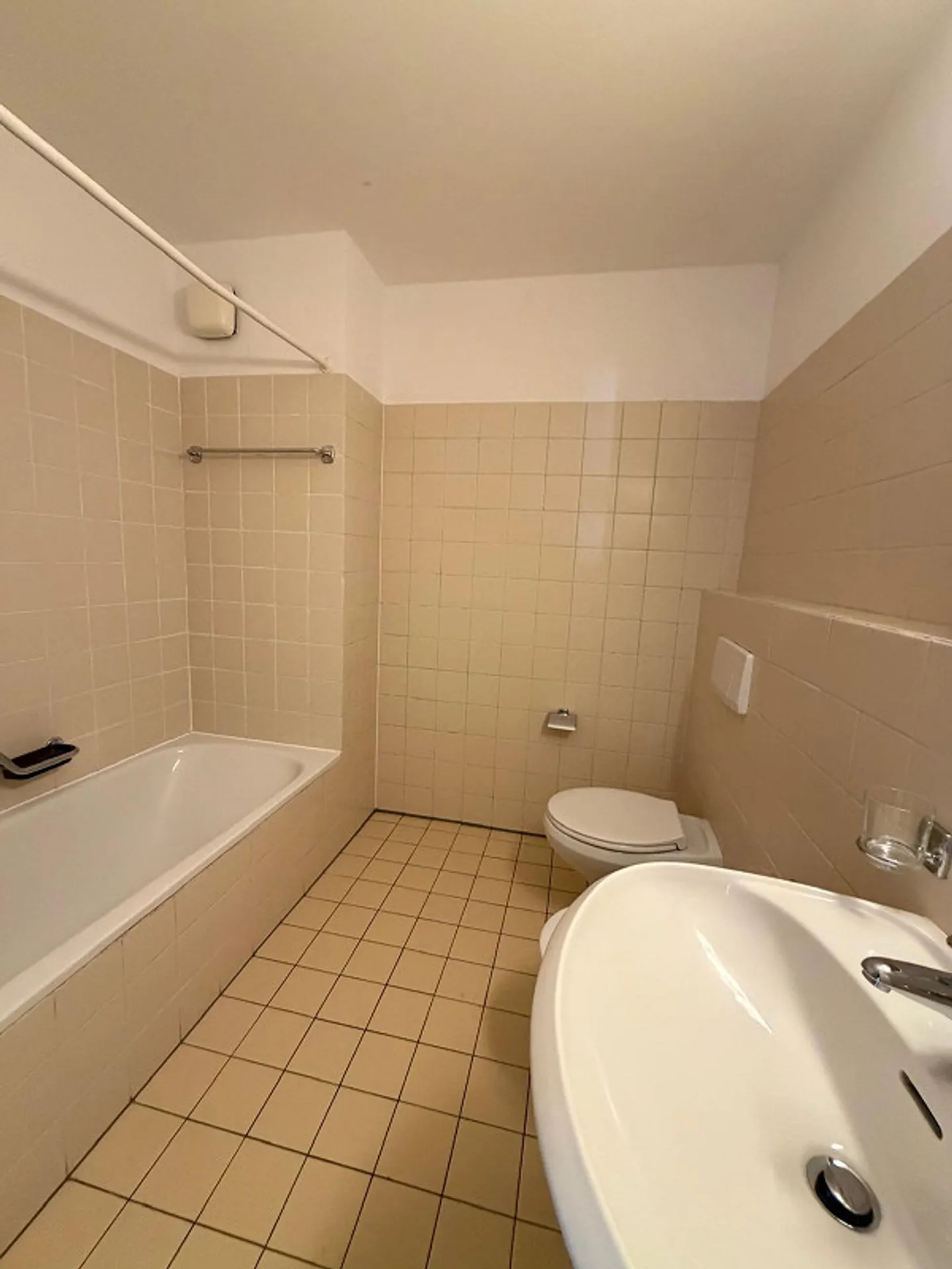 Bright and spacious - Photo 6 of 11