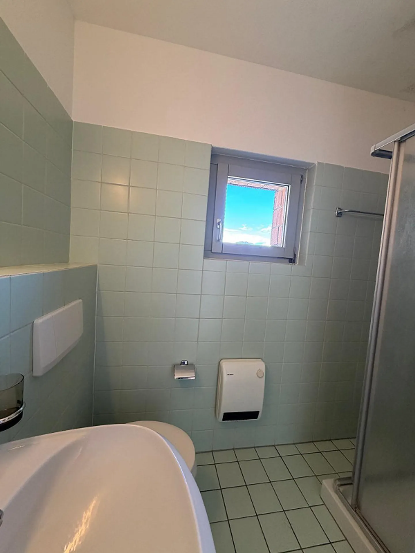 Bright and spacious - Photo 10 of 11