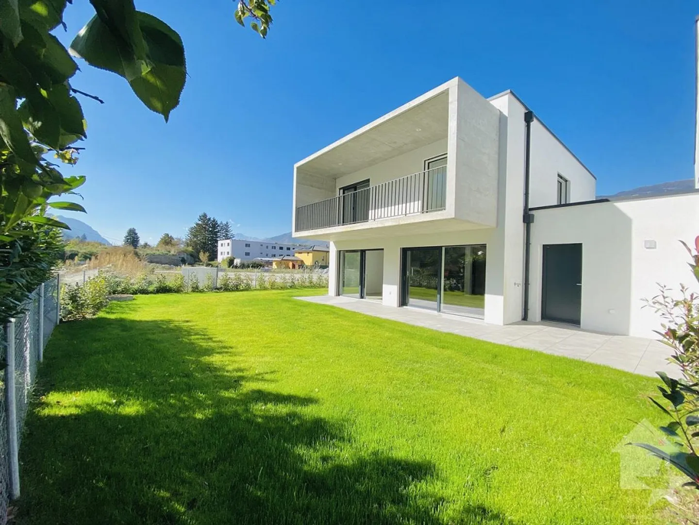 Magnificent new villa 5.5 rooms, garden, large garage and parking! - Photo 1 of 24