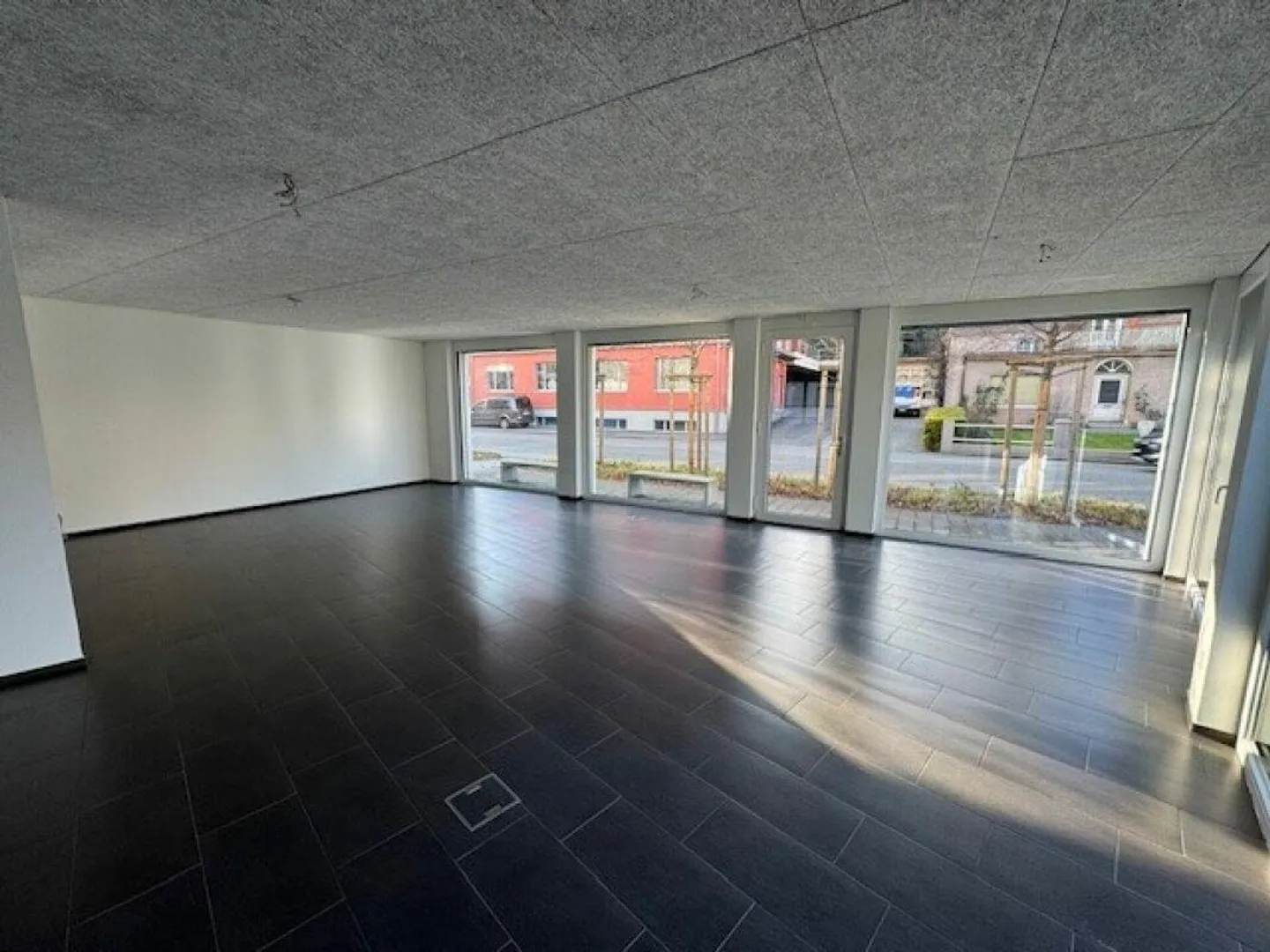 Commercial for rent - Photo 1 of 7