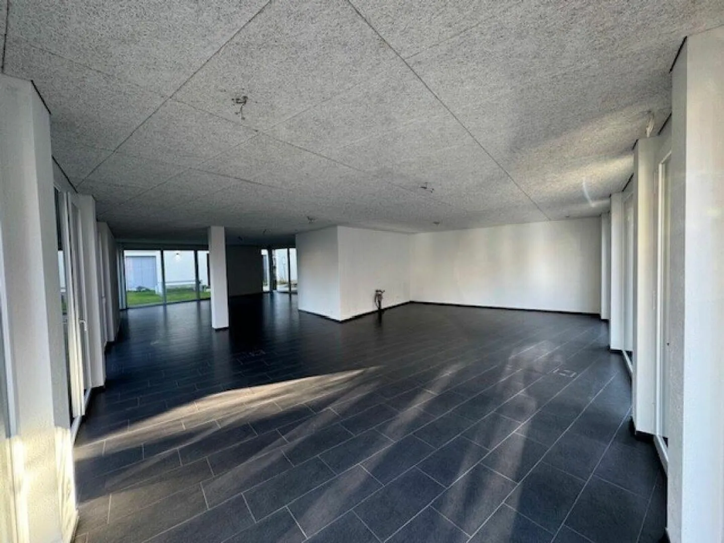 Commercial for rent - Photo 2 of 7