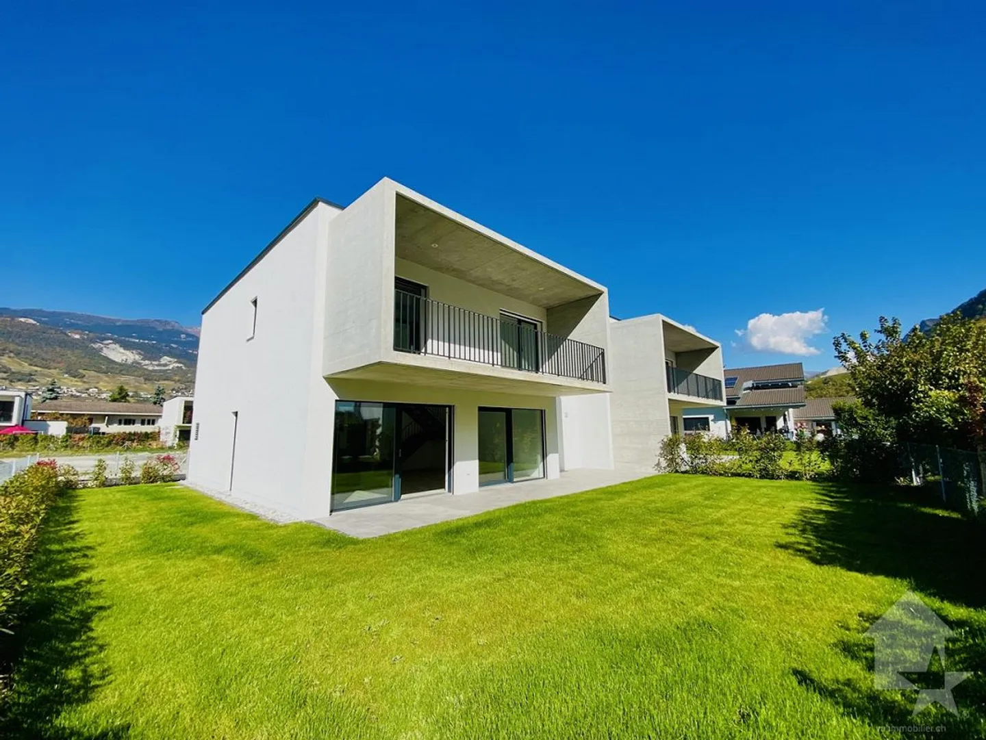 Magnificent new villa 5.5 rooms, garden, large garage and parking! - Photo 3 of 24