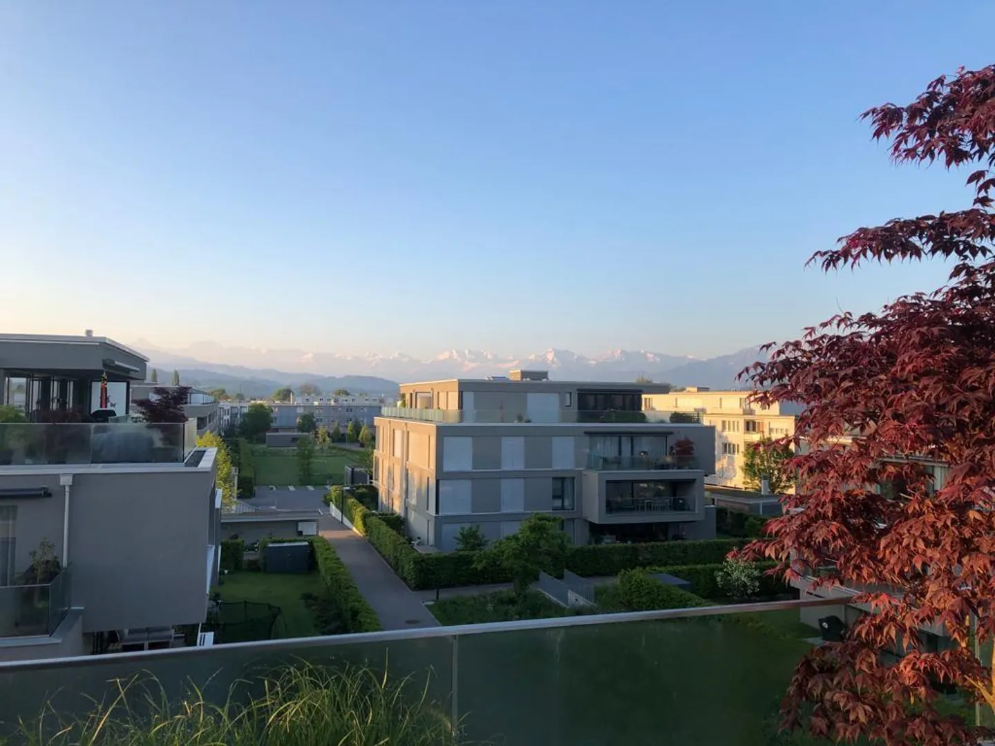 Moderno appartamento attico di 4,5 stanze con vista sulle montagne a Münsingen - Foto 3 di 15
