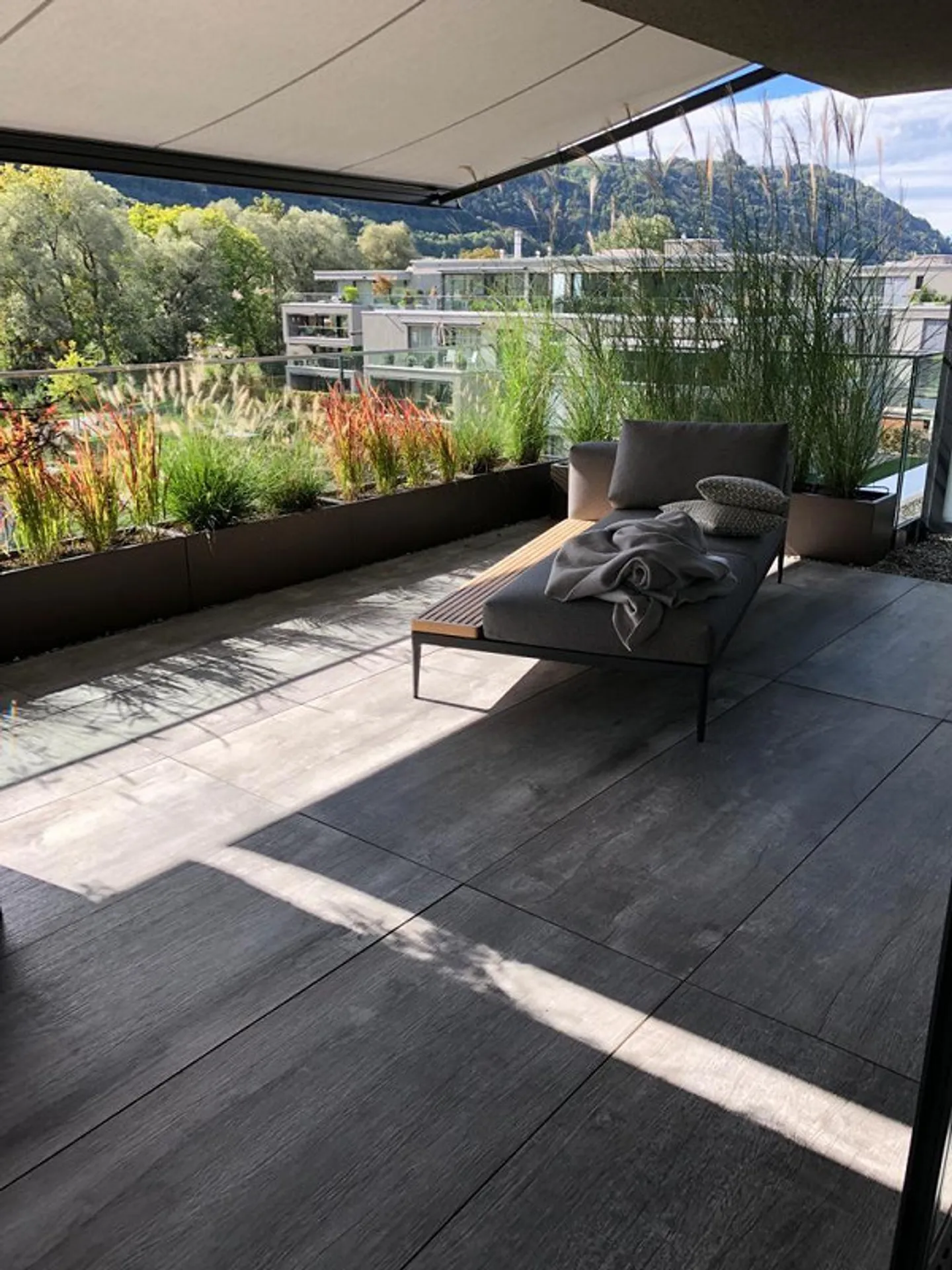 Moderno appartamento attico di 4,5 stanze con vista sulle montagne a Münsingen - Foto 4 di 15