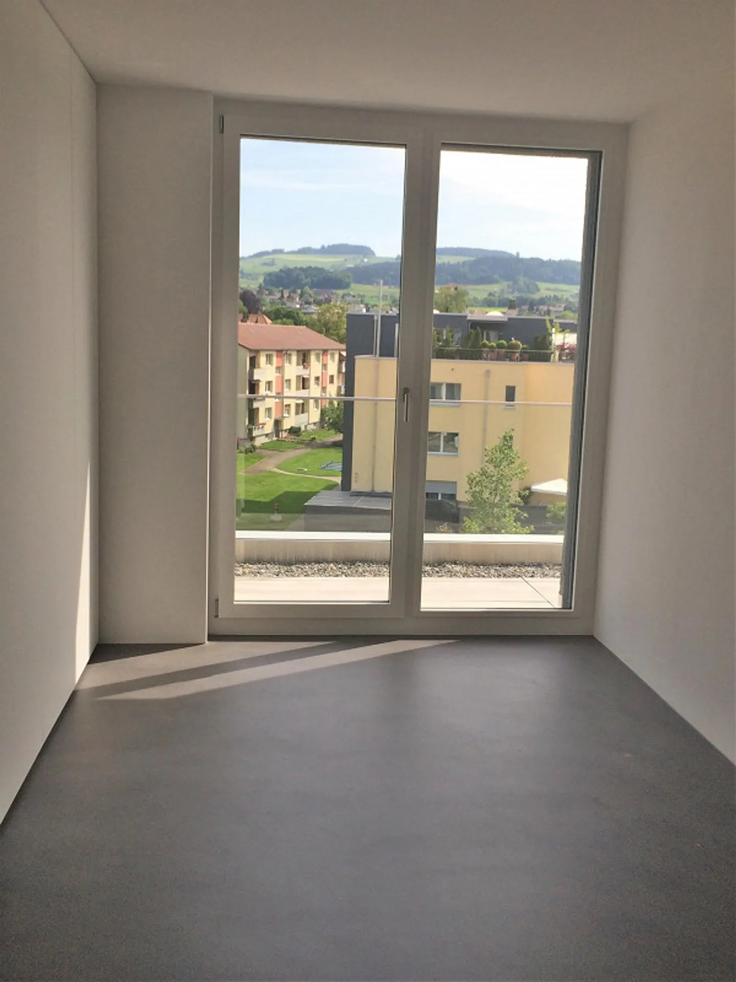 Moderno appartamento attico di 4,5 stanze con vista sulle montagne a Münsingen - Foto 13 di 15