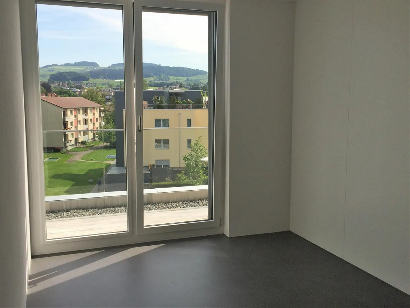 Moderno appartamento attico di 4,5 stanze con vista sulle montagne a Münsingen - Foto 15 di 15
