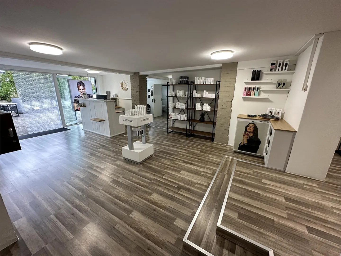 Parrucchiere, Terapia, Yoga, Ufficio 133 m2, 2 Posti Auto, 1'600.- incl. NK - Foto 1 di 11