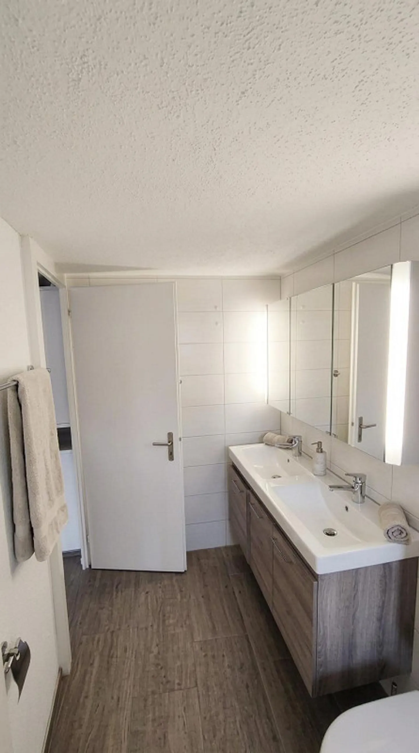 4-Room Apartment with Lake View - Photo 8 of 11
