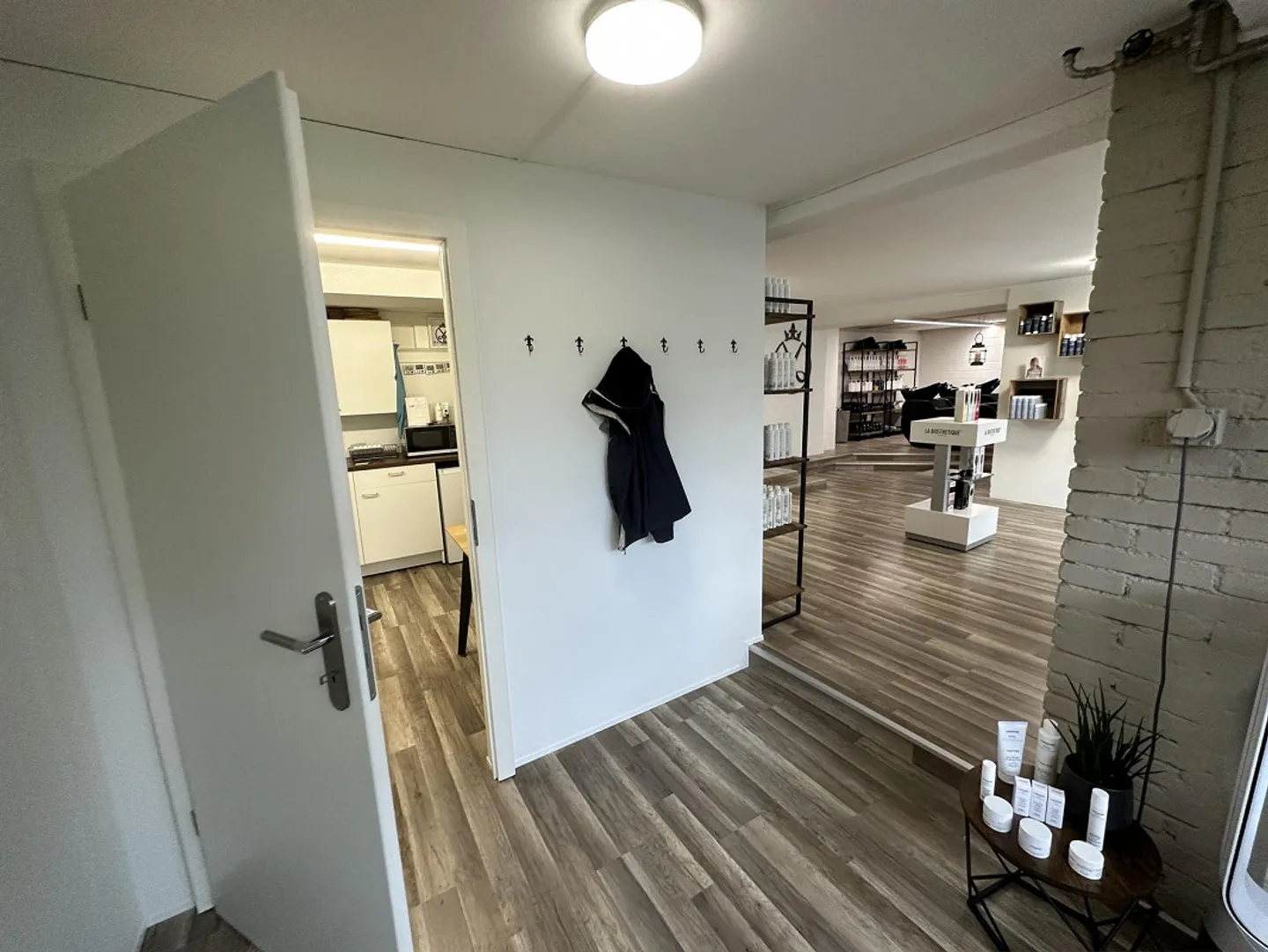 Parrucchiere, Terapia, Yoga, Ufficio 133 m2, 2 Posti Auto, 1'600.- incl. NK - Foto 8 di 11