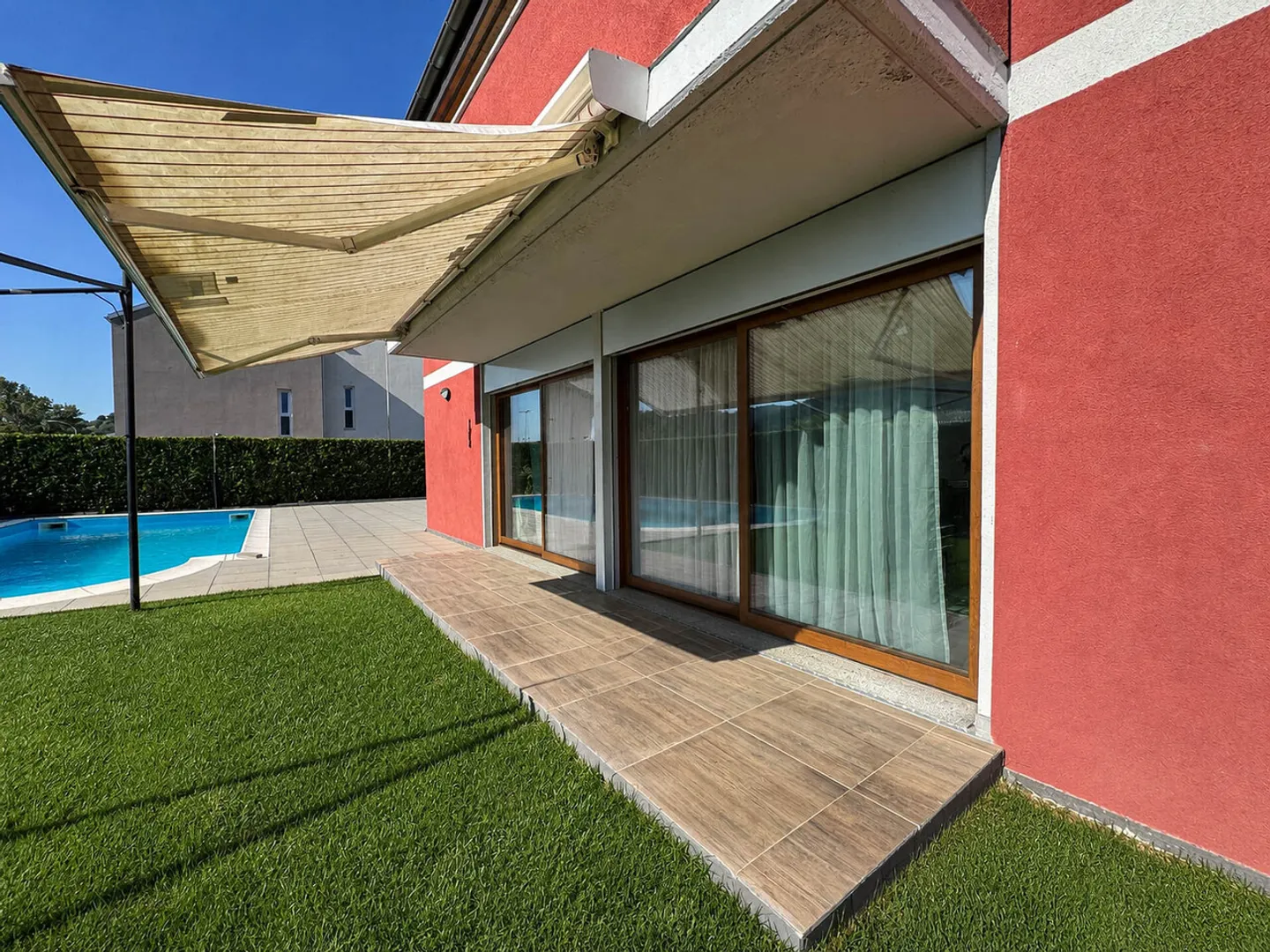 Single-family house with garden and pool - Photo 7 of 11