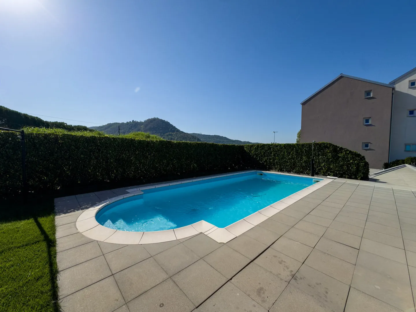 Single-family house with garden and pool - Photo 9 of 11
