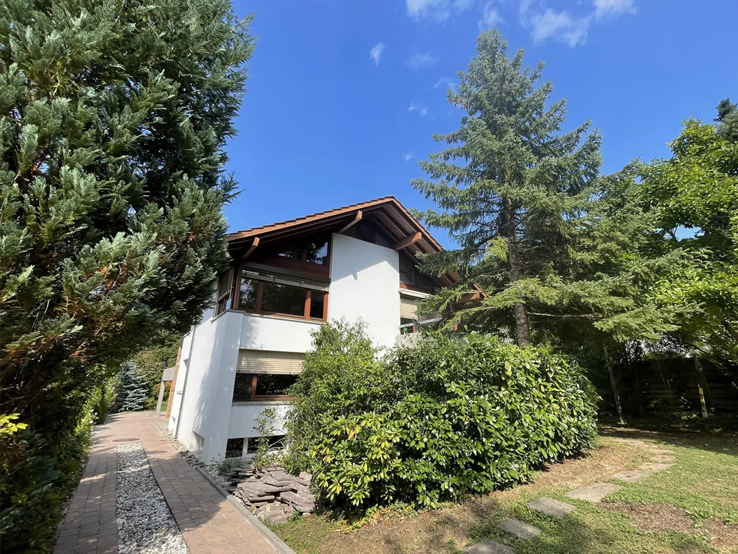 Casa unifamiliare multi-generazionale con due appartamenti di 3,5 stanze, grande giardino con area salotto - Foto 1 di 15