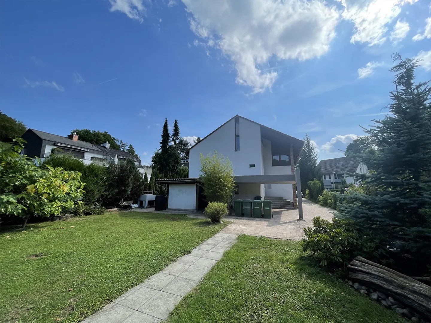 Casa unifamiliare multi-generazionale con due appartamenti di 3,5 stanze, grande giardino con area salotto - Foto 2 di 15