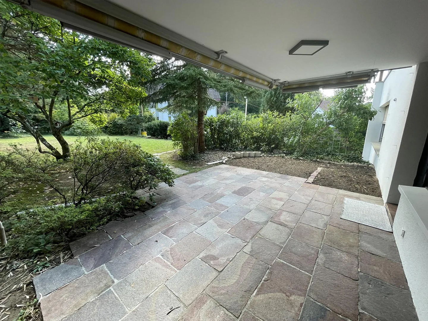 Casa unifamiliare multi-generazionale con due appartamenti di 3,5 stanze, grande giardino con area salotto - Foto 9 di 15