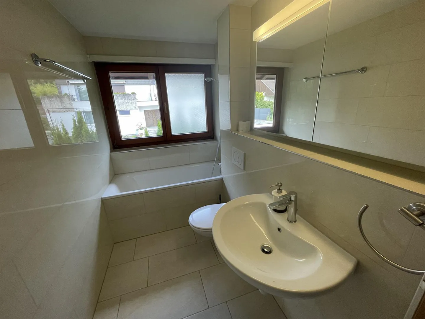 Casa unifamiliare multi-generazionale con due appartamenti di 3,5 stanze, grande giardino con area salotto - Foto 10 di 15