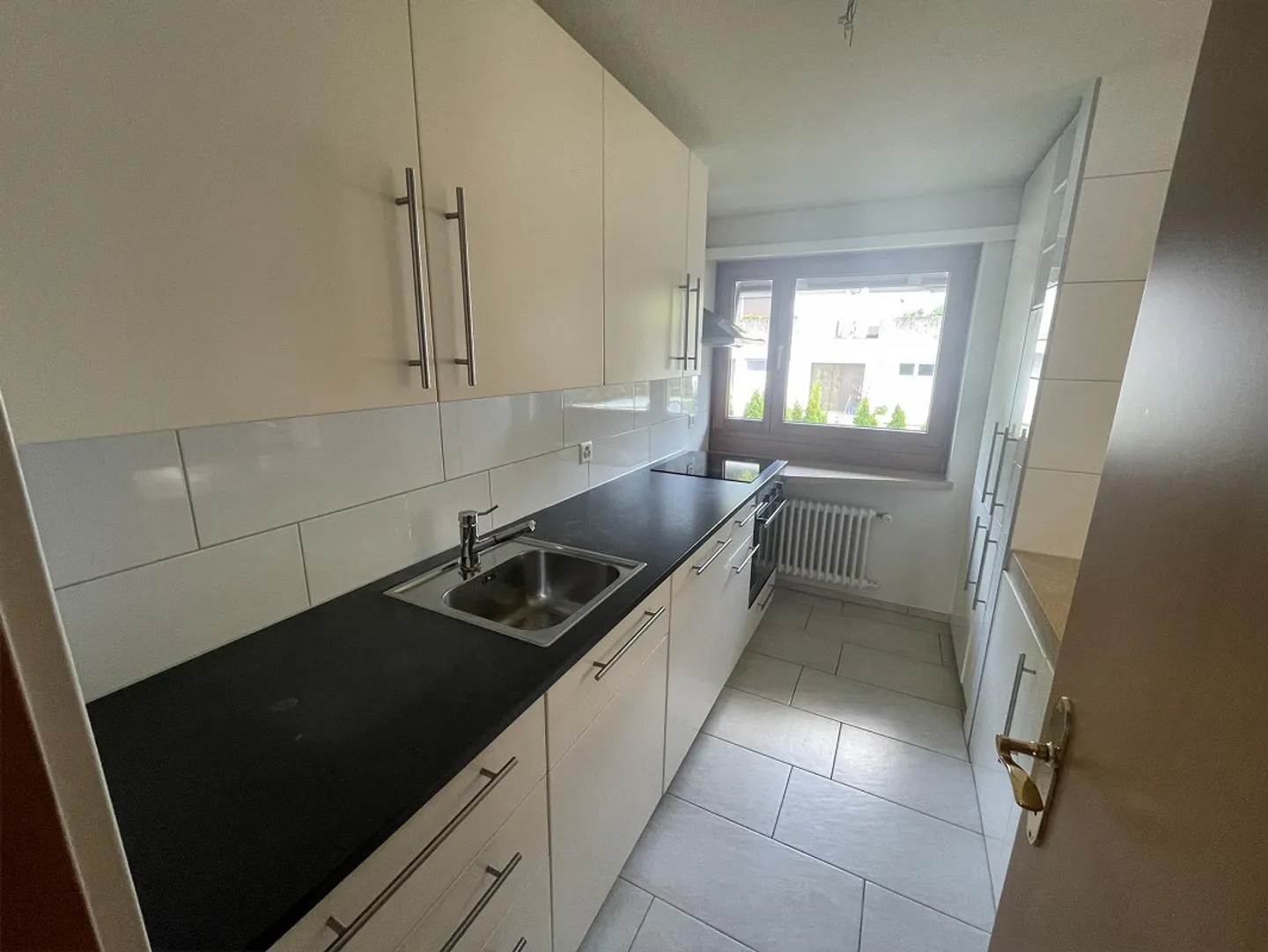 Casa unifamiliare multi-generazionale con due appartamenti di 3,5 stanze, grande giardino con area salotto - Foto 11 di 15