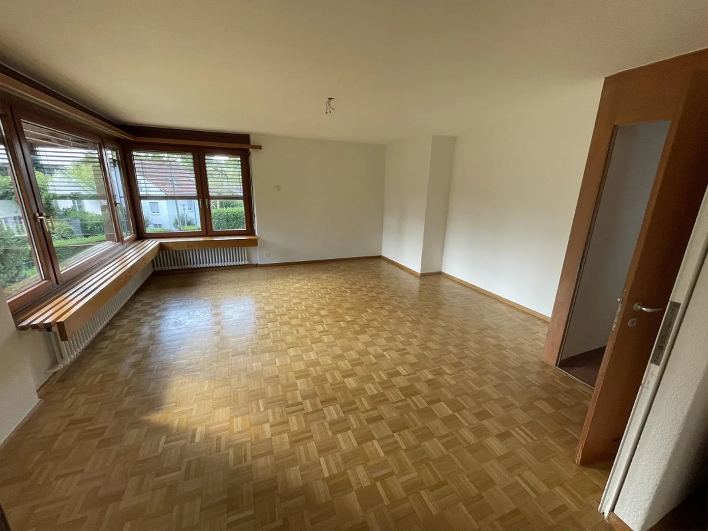 Casa unifamiliare multi-generazionale con due appartamenti di 3,5 stanze, grande giardino con area salotto - Foto 12 di 15