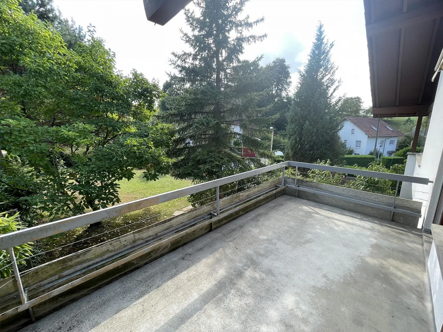 Casa unifamiliare multi-generazionale con due appartamenti di 3,5 stanze, grande giardino con area salotto - Foto 13 di 15