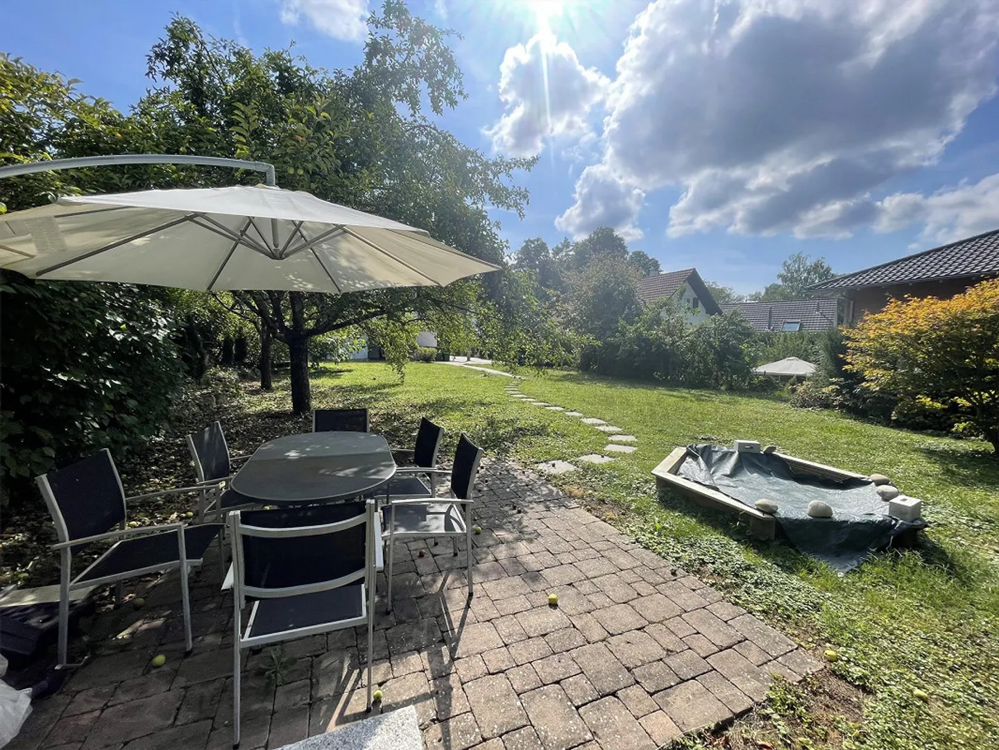 Casa unifamiliare multi-generazionale con due appartamenti di 3,5 stanze, grande giardino con area salotto - Foto 15 di 15