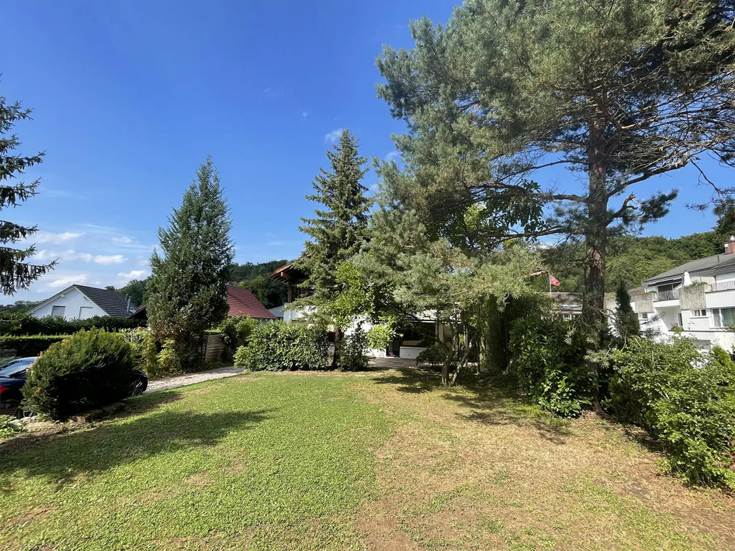 Casa unifamiliare multi-generazionale con due appartamenti di 3,5 stanze, grande giardino con area salotto - Foto 3 di 15