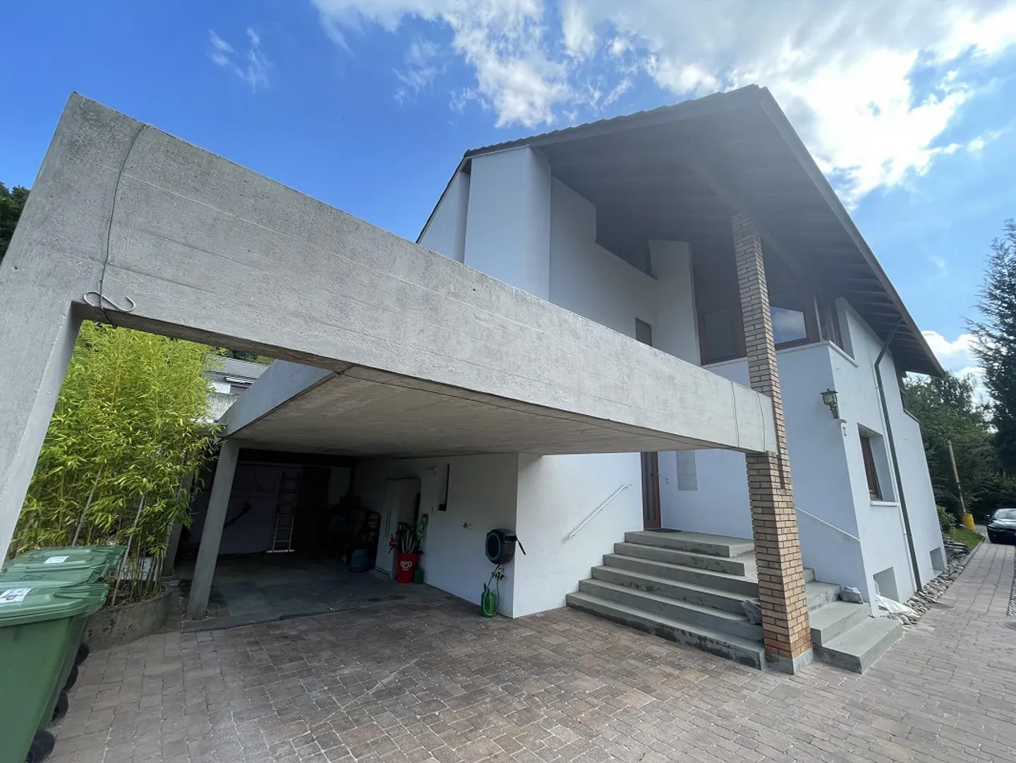 Casa unifamiliare multi-generazionale con due appartamenti di 3,5 stanze, grande giardino con area salotto - Foto 4 di 15