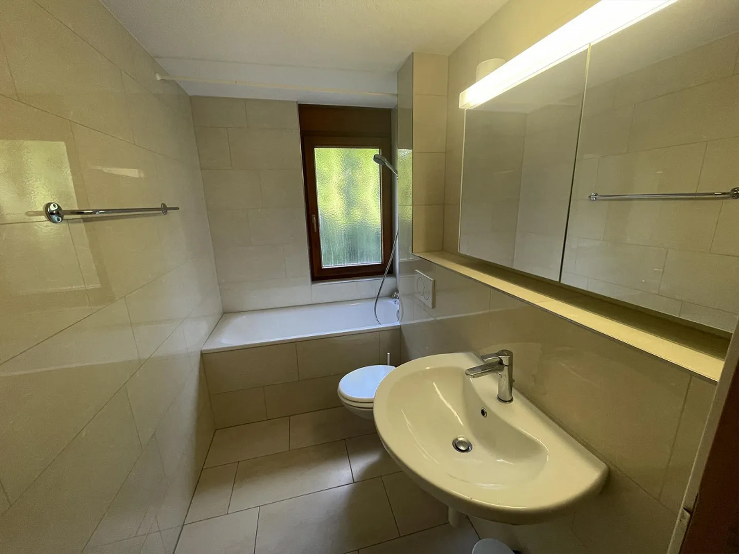 Casa unifamiliare multi-generazionale con due appartamenti di 3,5 stanze, grande giardino con area salotto - Foto 6 di 15