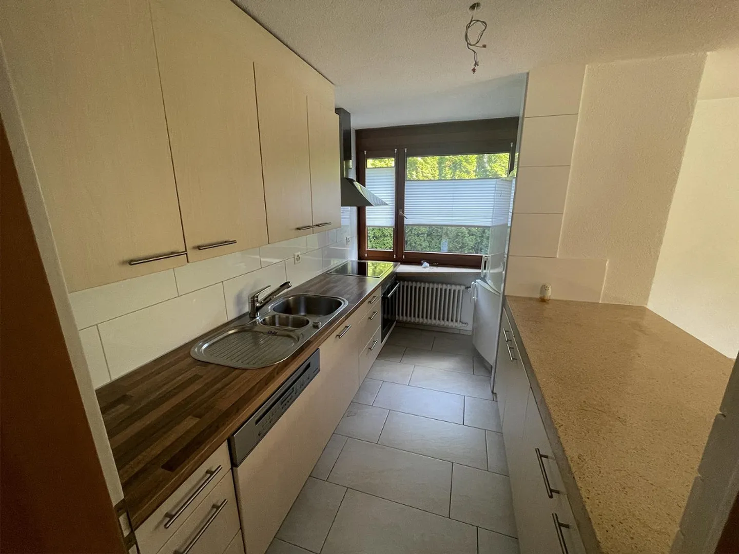 Casa unifamiliare multi-generazionale con due appartamenti di 3,5 stanze, grande giardino con area salotto - Foto 7 di 15