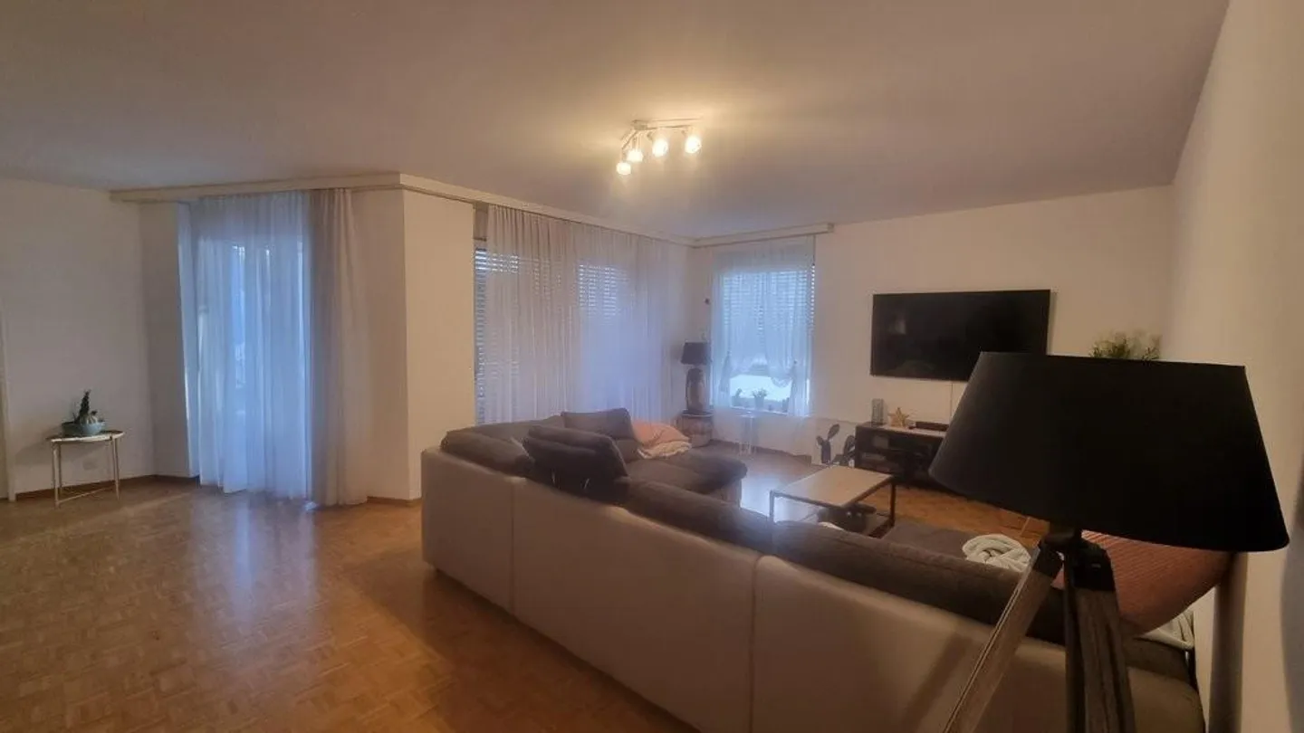 Bel appartement avec terrasse - Photo 3 sur 6