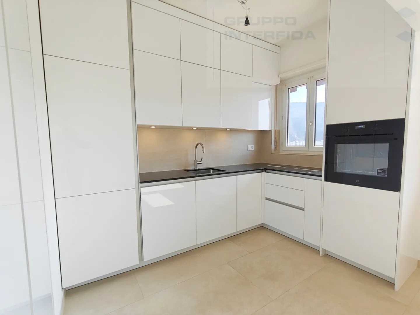 CHIASSO - SPACIOUS 5.5 ROOM APARTMENT - Photo 2 of 7