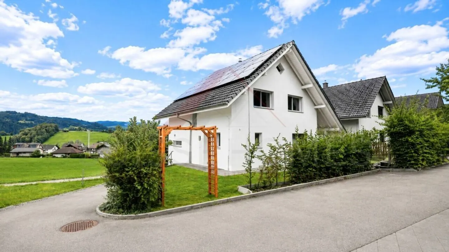 Modernes 6.5-Zimmer-Einfamilienhaus mit grosszügigem Garten in Signau - Foto 2 von 23