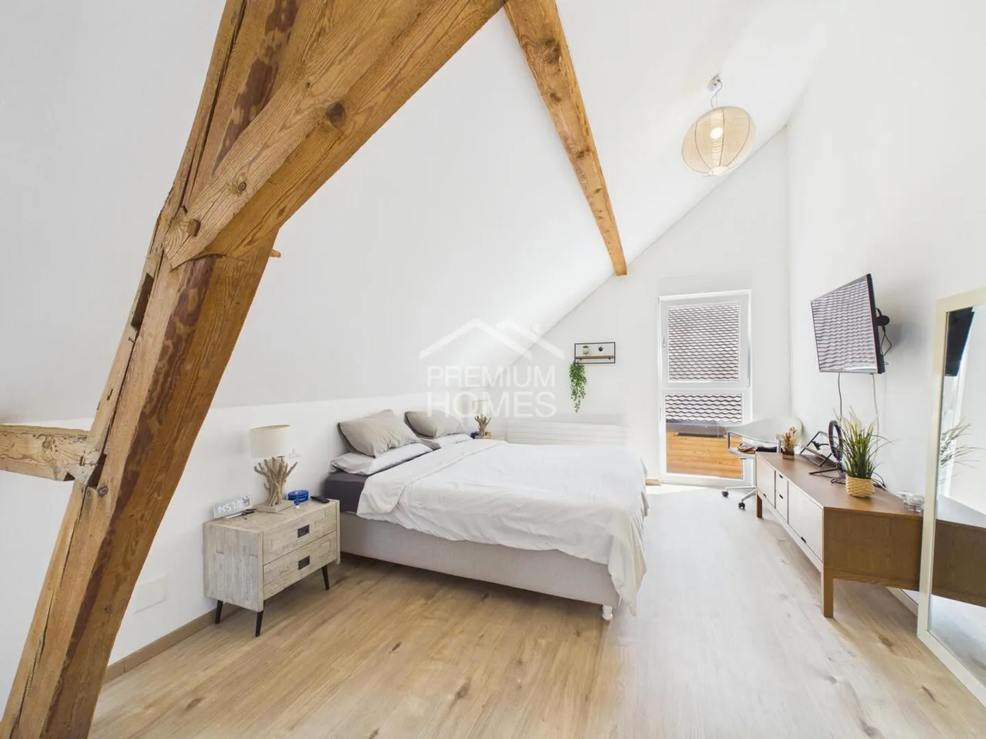 A ground floor to write, a floor to live, a roof that inspires! - Photo 3 of 8