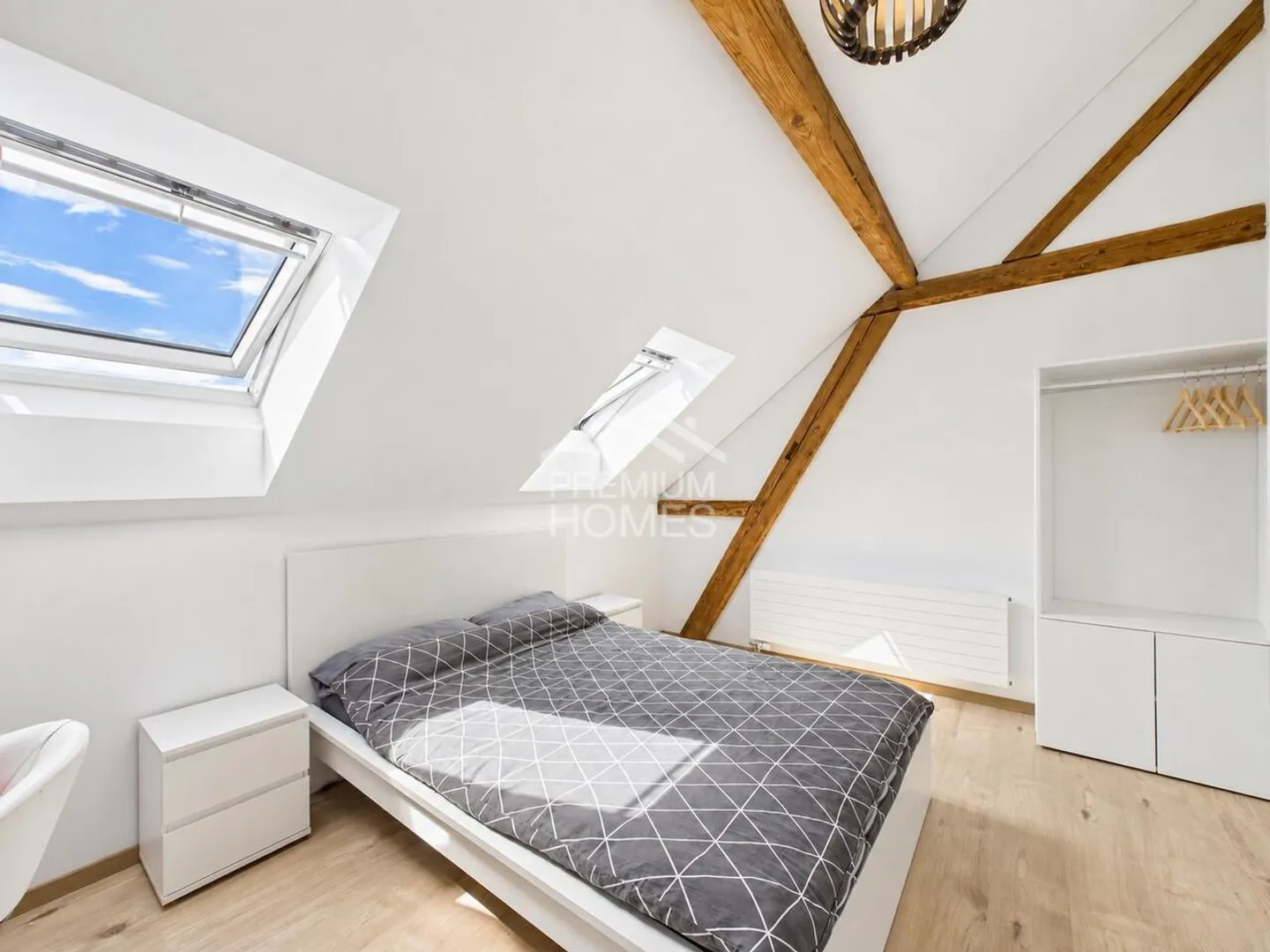 A ground floor to write, a floor to live, a roof that inspires! - Photo 4 of 8