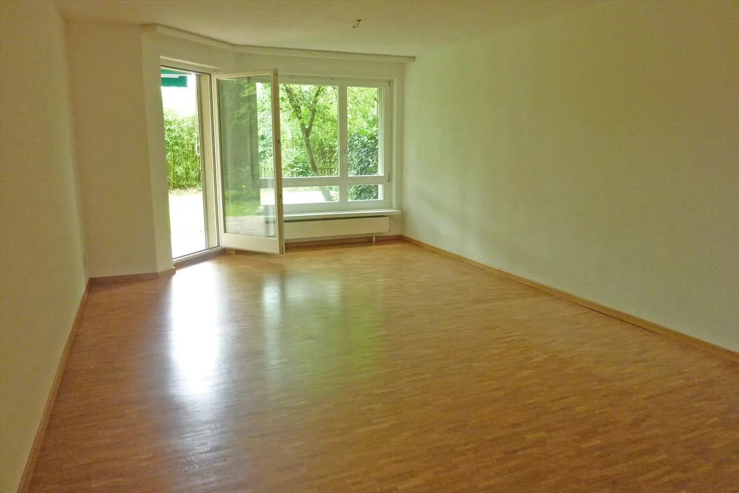 Vivere in una posizione centrale - in un ambiente verde con area salotto - Foto 2 di 10