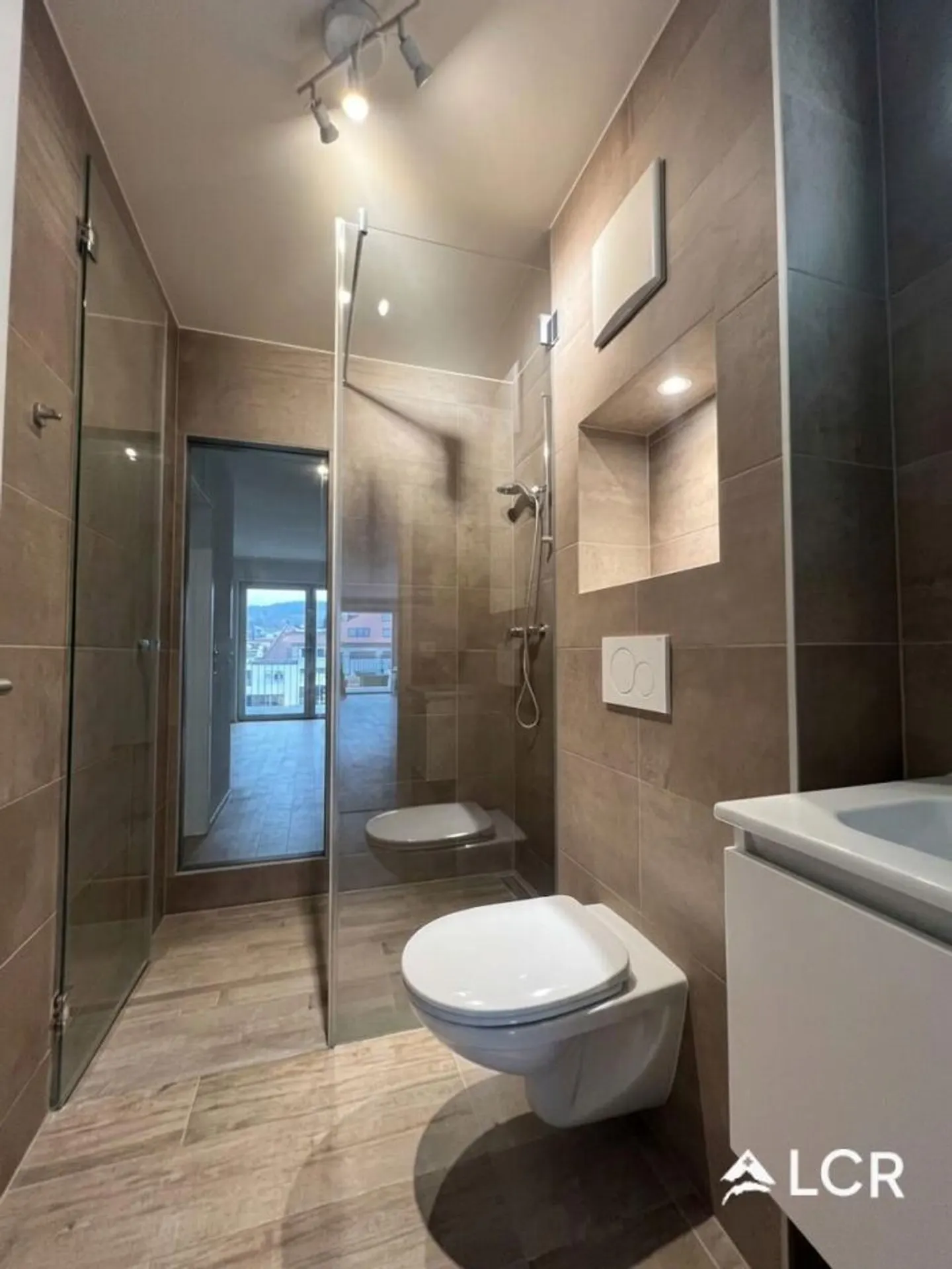 Magnificent 3.5-room apartment / 2 bedrooms / 2 bathrooms / 1 balcony / 2 parking spaces - Photo 7 of 13