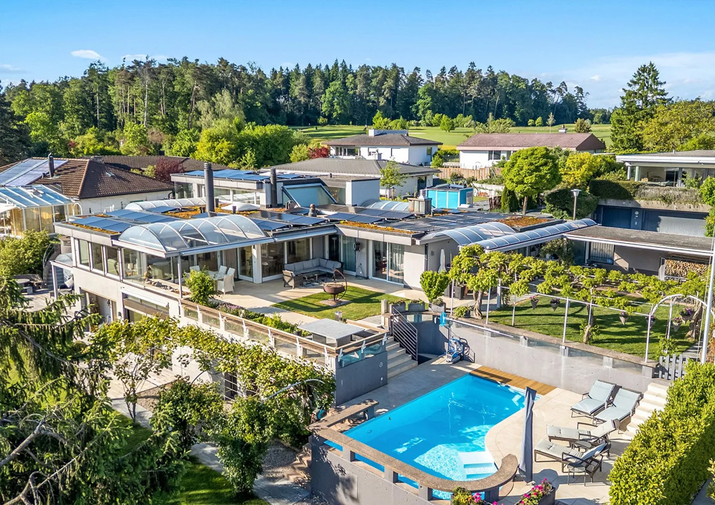 Villa di design senza tempo sulla pendenza soleggiata con rifugio da giardino da sogno - Foto 1 di 4