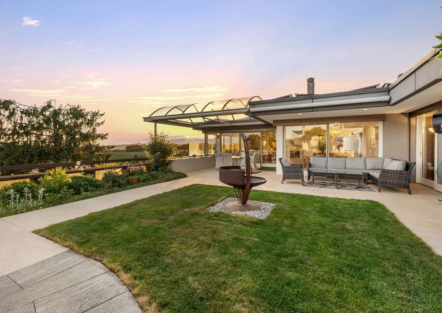Villa di design senza tempo sulla pendenza soleggiata con rifugio da giardino da sogno - Foto 3 di 4