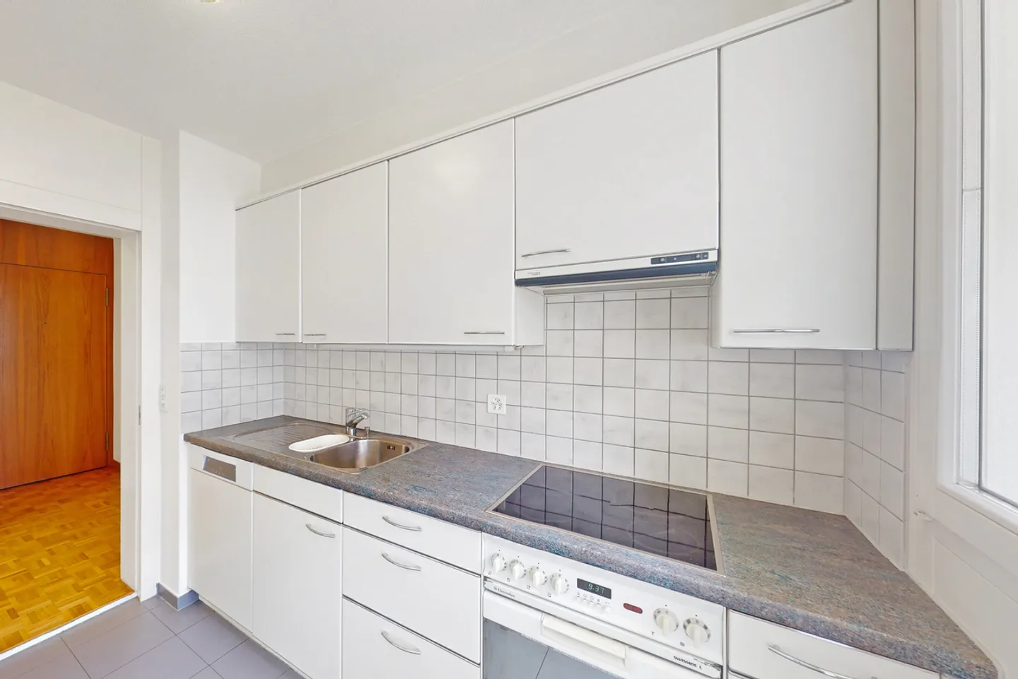 Sunny apartment in beautiful Höngg for 1 year limited - Photo 6 of 7