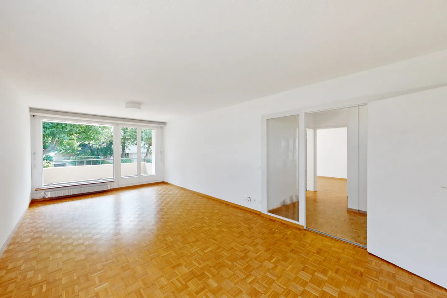 Sunny apartment in beautiful Höngg for 1 year limited - Photo 2 of 7