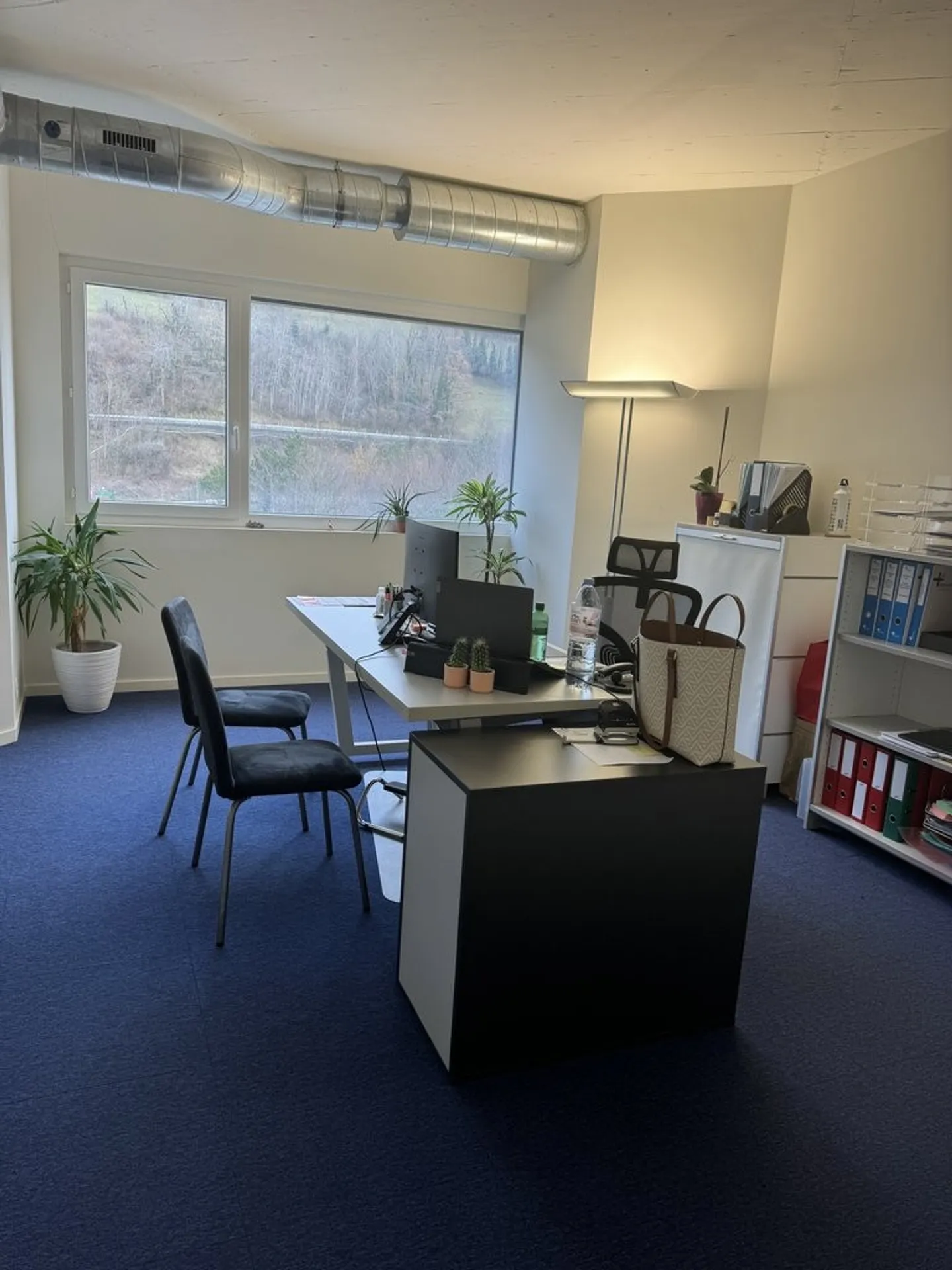 Bright area ideally located! - Photo 2 of 7