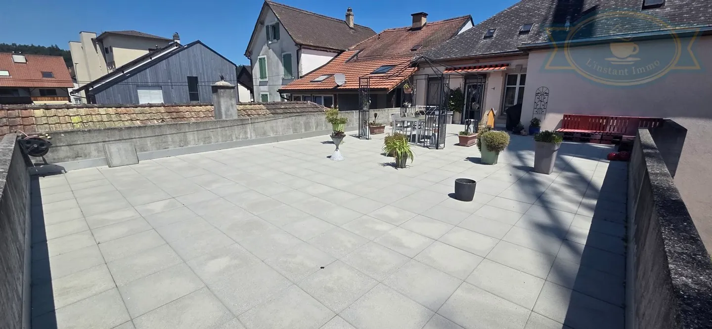 Building with a large apartment, laboratory, and housing - Photo 2 of 17