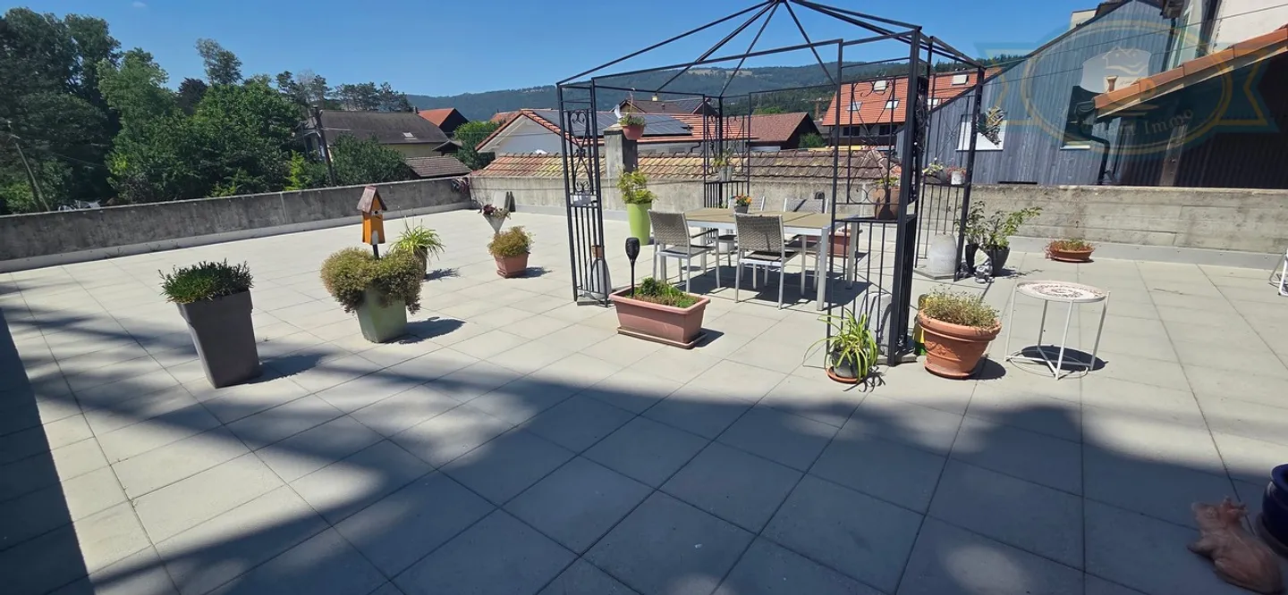 Building with a large apartment, laboratory, and housing - Photo 4 of 17