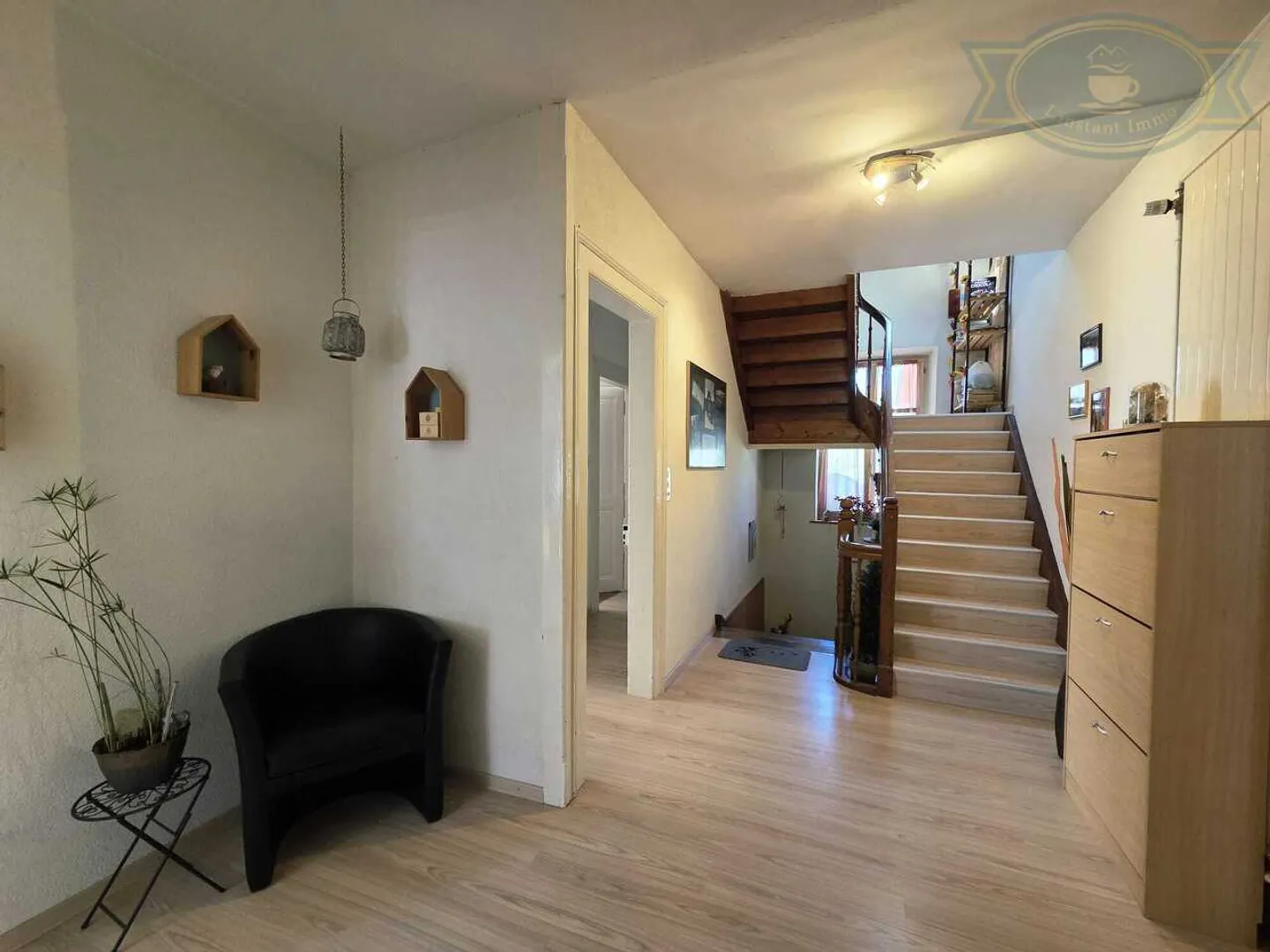 Building with a large apartment, laboratory, and housing - Photo 6 of 17