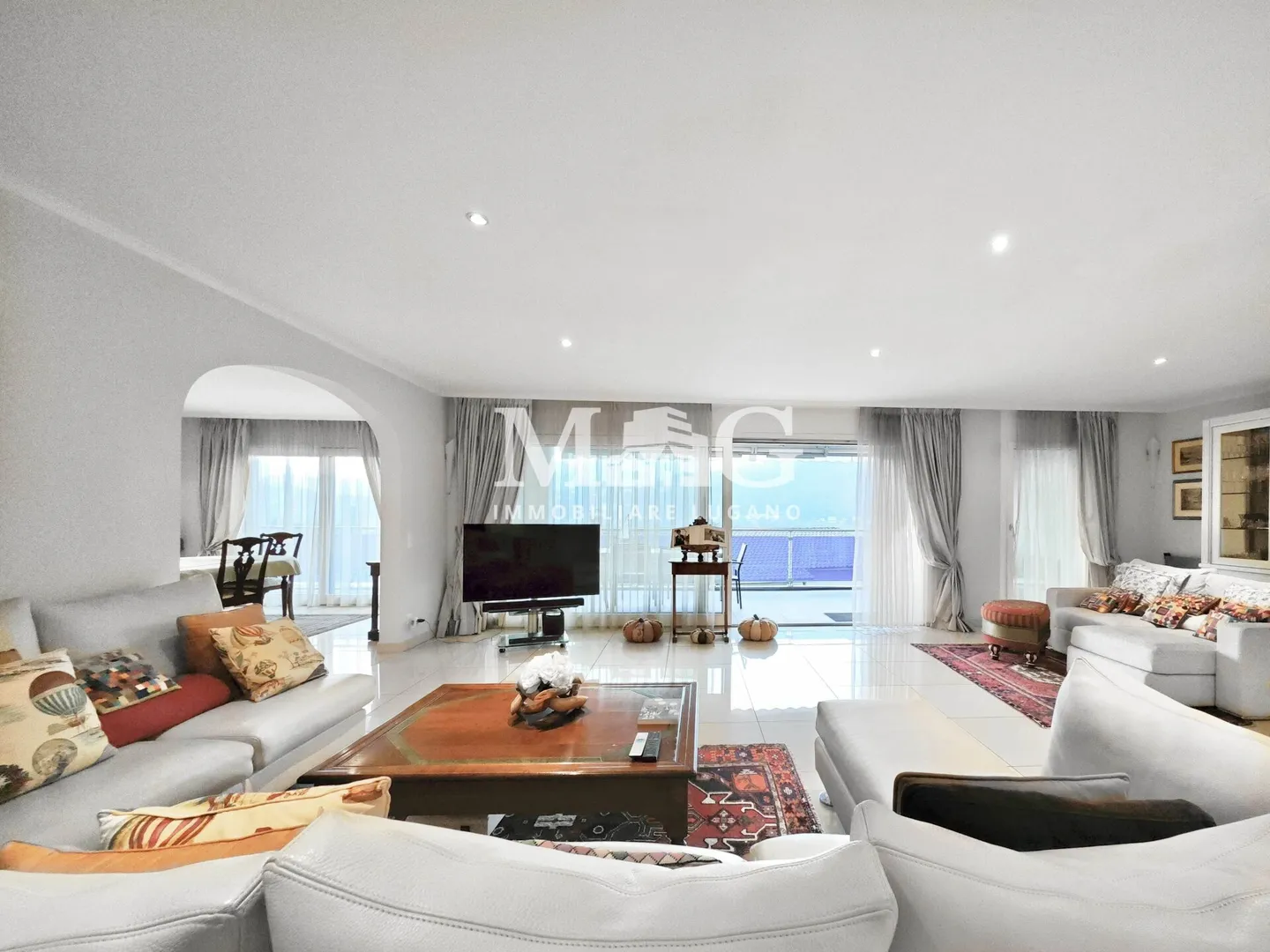 Lugano : appartement de 5,5 pièces, 250 m² au 1er étage avec terrasse et jardin privé - Photo 6 sur 14