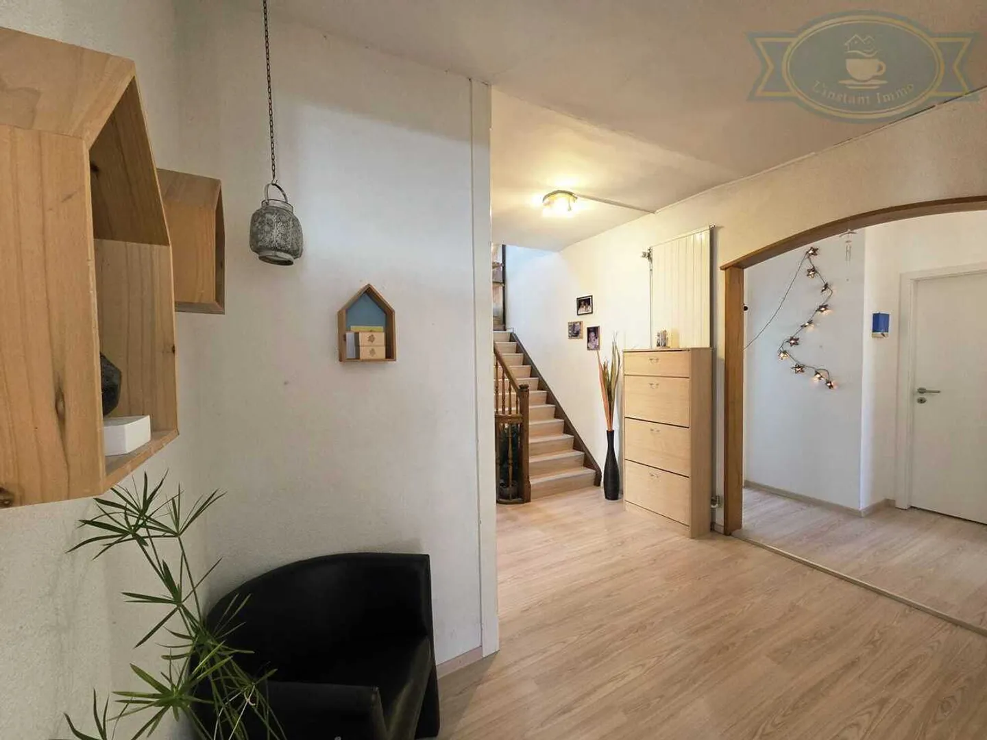 Building with a large apartment, laboratory, and housing - Photo 10 of 17