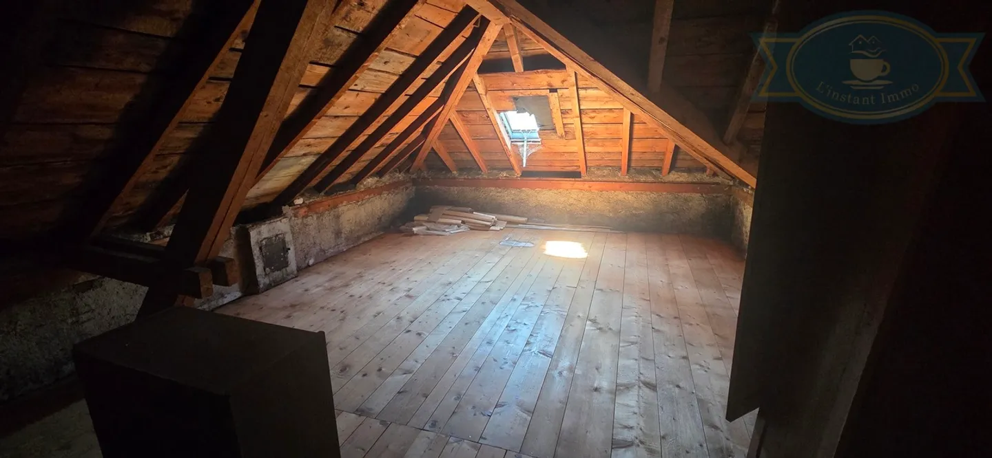 Building with a large apartment, laboratory, and housing - Photo 16 of 17
